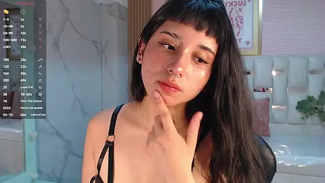 Snapshot of allyssa_bellini_s chatting on 10-28-25, 08:22 allyssa bellini s online show from 10-28-25, 08:22