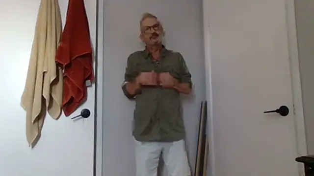 Snapshot of FoxnMouse chatting on 10-21-25, 02:29 FoxnMouse online show from 10-21-25, 02:29