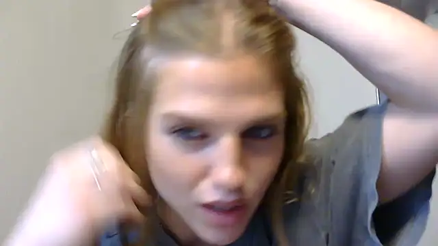 Snapshot of sweetceeme chatting on 04-21-26, 01:42 sweetceeme online show from 04-21-26, 01:42