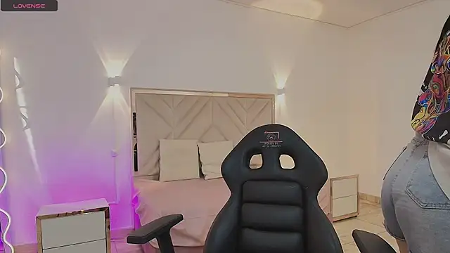 Snapshot of Violet_tay1 chatting on 10-19-25, 11:44 Violet tay1 online show from 10-19-25, 11:44