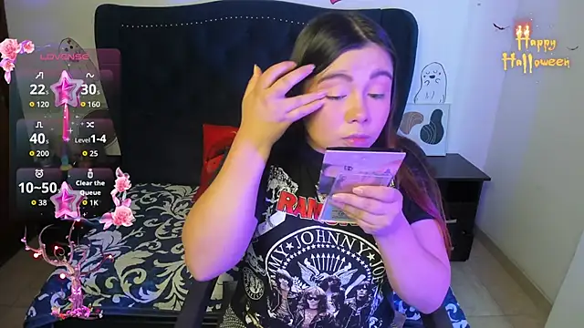 Snapshot of LucyPetit chatting on 10-16-25, 01:34 LucyPetit online show from 10-16-25, 01:34