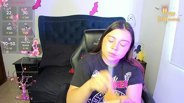 Snapshot of LucyPetit chatting on 11-03-25, 02:18 LucyPetit online show from 11-03-25, 02:18