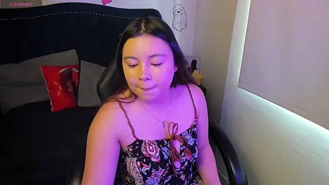 Snapshot of LucyPetit chatting on 11-12-25, 01:00 LucyPetit online show from 11-12-25, 01:00