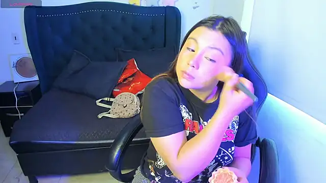 Snapshot of LucyPetit chatting on 11-25-25, 01:33 LucyPetit online show from 11-25-25, 01:33