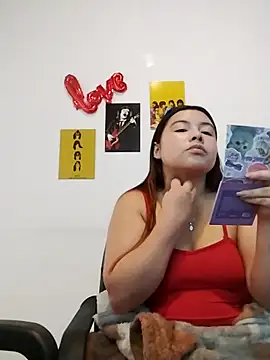 Snapshot of LucyPetit chatting on 01-06-26, 01:37 LucyPetit online show from 01-06-26, 01:37