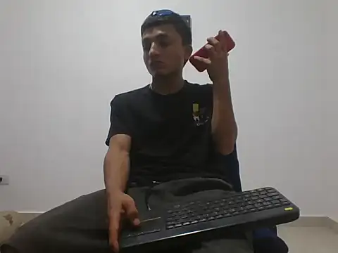 Snapshot of yissus_20_ chatting on 11-25-25, 10:43 yissus 20 online show from 11-25-25, 10:43