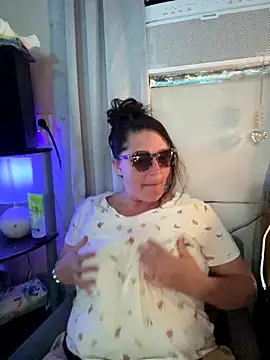 Snapshot of petalsexy chatting on 10-25-25, 01:57 petalsexy online show from 10-25-25, 01:57