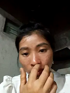 Snapshot of Phuongphuongg chatting on 10-17-25, 01:03 Phuongphuongg online show from 10-17-25, 01:03