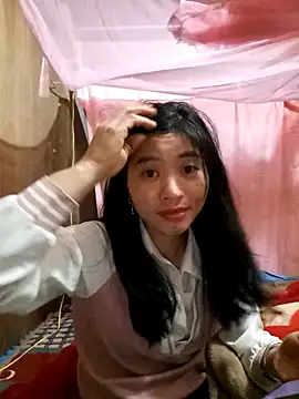 Snapshot of Phuongphuongg chatting on 12-17-25, 01:39 Phuongphuongg online show from 12-17-25, 01:39