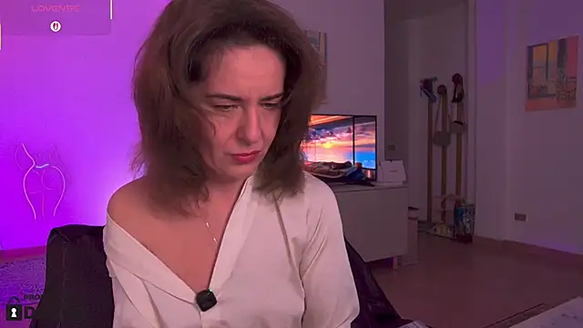 Snapshot of Witch_in_Silk chatting on 11-08-25, 06:07 Witch in Silk online show from 11-08-25, 06:07