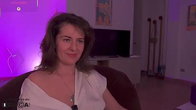 Snapshot of Witch_in_Silk chatting on 11-19-25, 04:07 Witch in Silk online show from 11-19-25, 04:07