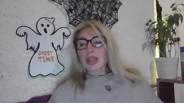 Snapshot of fox_red_lady7 chatting on 10-30-25, 08:31 fox red lady7 online show from 10-30-25, 08:31