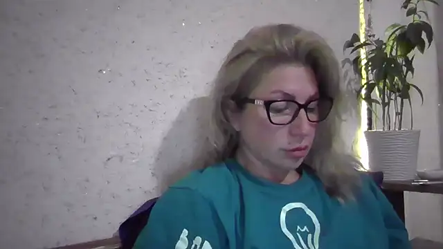 Snapshot of fox_red_lady7 chatting on 11-15-25, 05:42 fox red lady7 online show from 11-15-25, 05:42