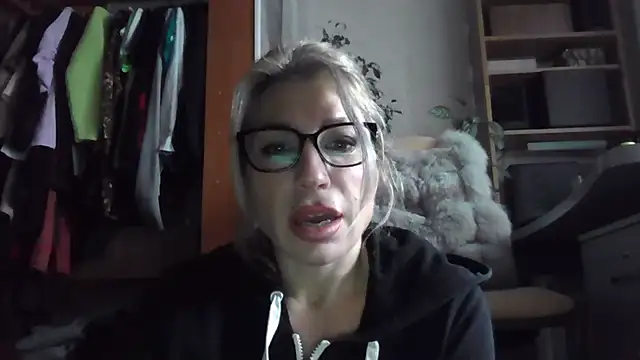 Snapshot of fox_red_lady7 chatting on 11-17-25, 10:21 fox red lady7 online show from 11-17-25, 10:21