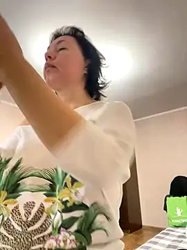 Snapshot of Kiravix chatting on 12-19-25, 08:32 Kiravix online show from 12-19-25, 08:32