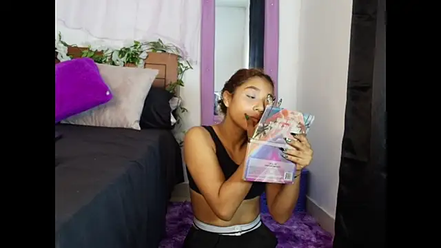 Snapshot of Natzury chatting on 11-06-25, 01:45 Natzury online show from 11-06-25, 01:45