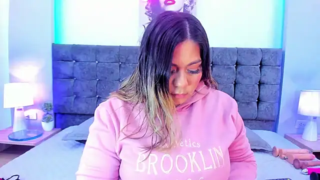 isabella horney  online show from 12-17-25, 07:53