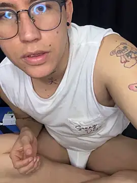 Snapshot of Kurtxxx22 chatting on 11-24-25, 02:11 Kurtxxx22 online show from 11-24-25, 02:11