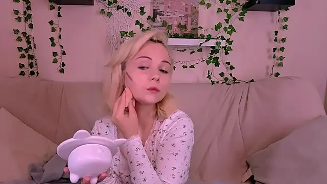 Charlotte Colinss online show from 09-22-25, 05:31