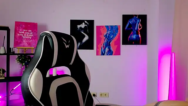 Charlotte Colinss online show from 11-07-25, 04:23