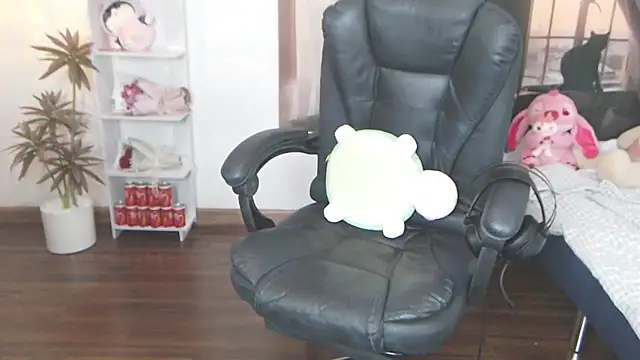 Snapshot of Suzie_Wet_Cave chatting on 09-27-25, 12:54 Suzie Wet Cave online show from 09-27-25, 12:54