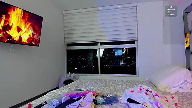 Michelle Ferrerr online show from 12-21-25, 03:57