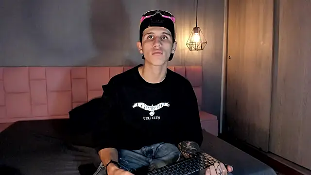 Snapshot of _realwav chatting on 11-20-25, 05:01 realwav online show from 11-20-25, 05:01