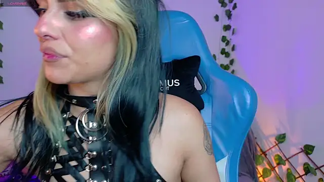 Snapshot of blue_kitten chatting on 09-11-25, 06:13 blue kitten online show from 09-11-25, 06:13