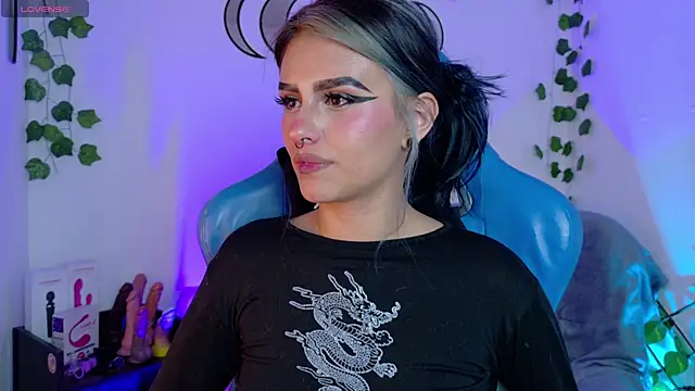 Snapshot of blue_kitten chatting on 09-18-25, 06:04 blue kitten online show from 09-18-25, 06:04