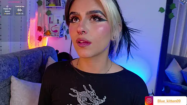 Snapshot of blue_kitten chatting on 11-28-25, 04:04 blue kitten online show from 11-28-25, 04:04