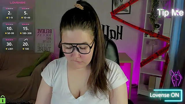 Snapshot of Tara_Torres chatting on 10-30-25, 07:54 Tara Torres online show from 10-30-25, 07:54