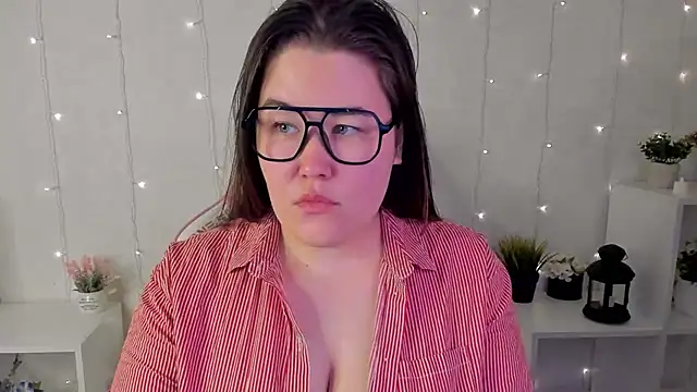 Snapshot of Tara_Torres chatting on 11-11-25, 04:01 Tara Torres online show from 11-11-25, 04:01