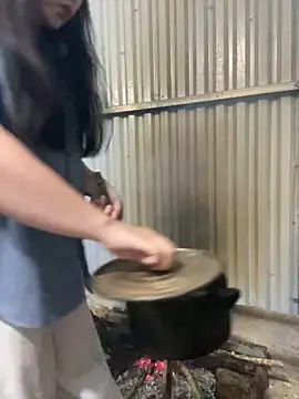 Snapshot of Julia-Elsa chatting on 11-05-25, 11:32 Julia-Elsa online show from 11-05-25, 11:32