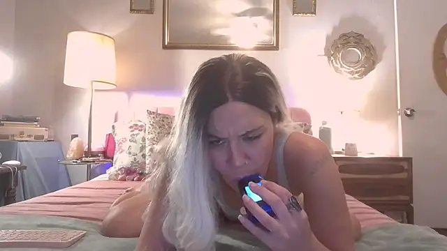 LilaDeliciousXX online show from 10-28-25, 02:09