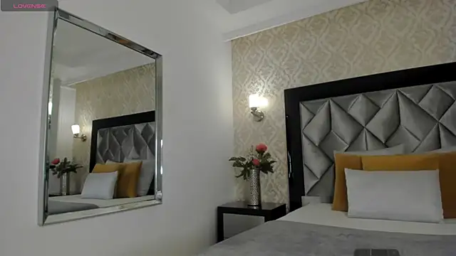 Layla Mackenzie online show from 10-10-25, 04:22