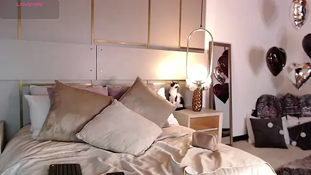 Lina Montclair online show from 10-10-25, 10:20