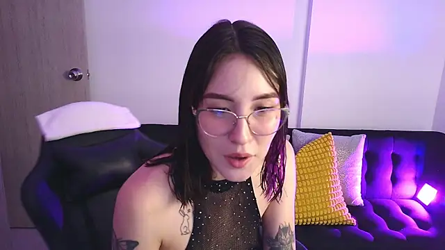 Yulienneg online show from 11-30-25, 01:53