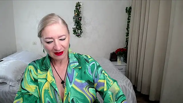 hunters woman online show from 07-17-26, 03:13