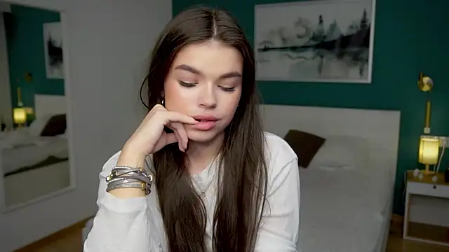 Snapshot of HollisHearl chatting on 10-08-25, 07:28 HollisHearl online show from 10-08-25, 07:28