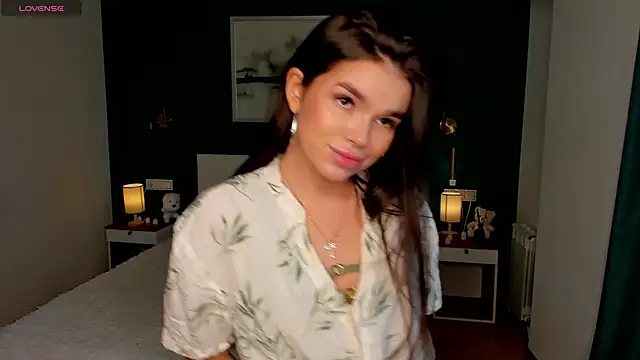 Snapshot of HollisHearl chatting on 10-18-25, 07:20 HollisHearl online show from 10-18-25, 07:20