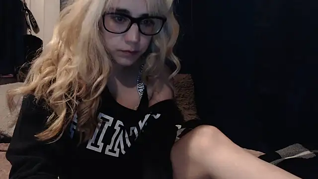 Snapshot of RubySmoke chatting on 09-24-25, 10:18 RubySmoke online show from 09-24-25, 10:18