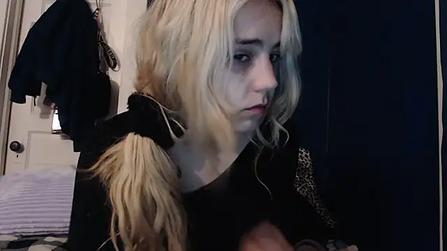 Snapshot of RubySmoke chatting on 10-04-25, 11:19 RubySmoke online show from 10-04-25, 11:19