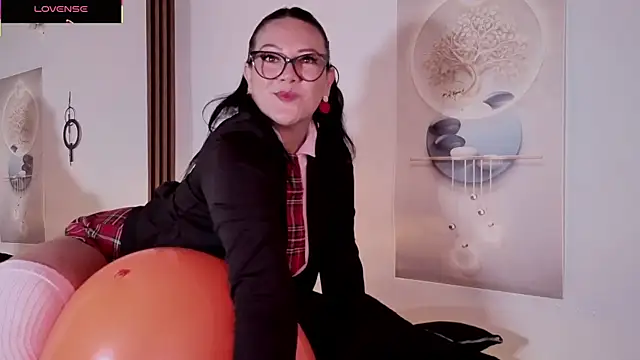 Snapshot of karla_valk1 chatting on 10-18-25, 11:55 karla valk1 online show from 10-18-25, 11:55