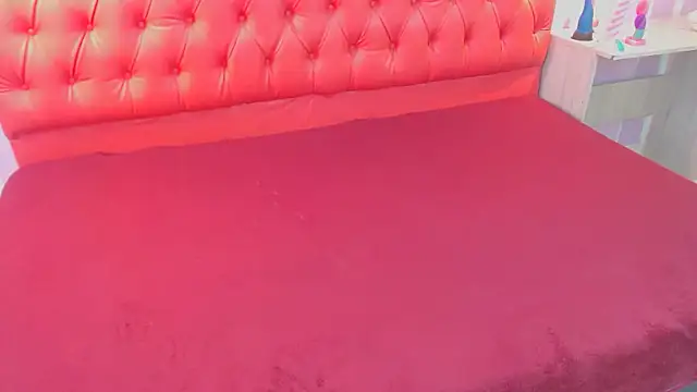 Snapshot of Bunny_Petit chatting on 10-09-25, 12:47 Bunny Petit online show from 10-09-25, 12:47