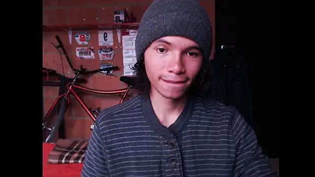 Snapshot of Xoxo_Smiles chatting on 09-24-25, 08:45 Xoxo Smiles online show from 09-24-25, 08:45