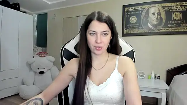 Snapshot of EmiLovsi chatting on 10-08-25, 08:06 EmiLovsi online show from 10-08-25, 08:06