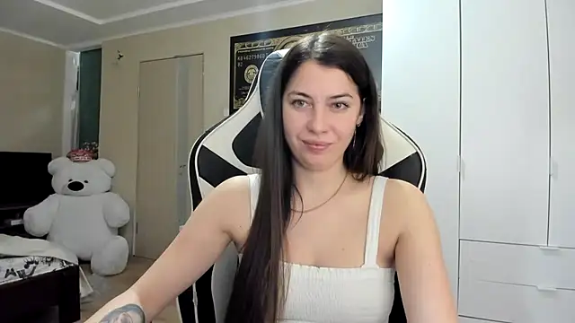 Snapshot of EmiLovsi chatting on 10-12-25, 07:24 EmiLovsi online show from 10-12-25, 07:24