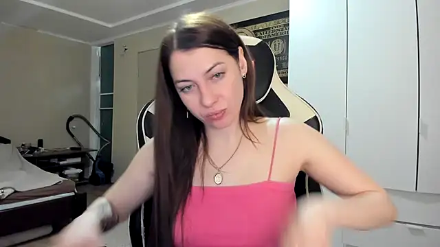 EmiLovsi online show from 05-05-26, 07:55