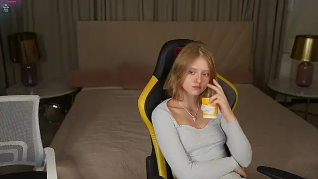 Esmie Smile online show from 10-11-25, 02:48