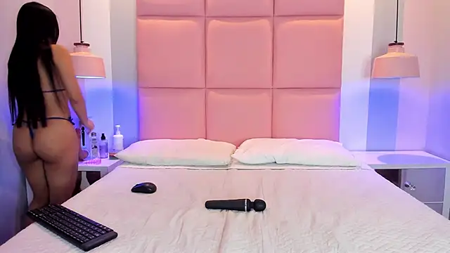 Snapshot of JulianaValencia chatting on 11-30-25, 02:32 JulianaValencia online show from 11-30-25, 02:32